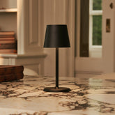 James Black oplaadbare ijzeren tafellamp – draadloos, dimbaar en elegant