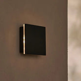 Lane Black draadloze wandlamp – Oplaadbare en dimbare lamp van natuurlijk hout