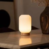 Unieke oplaadbare lamp Lilly – matglas en houten voet, dimbaar, 3 lichtmodi