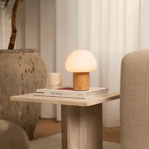 Fynn Lichtbruine houten lamp – Oplaadbaar, dimbaar en stijlvol