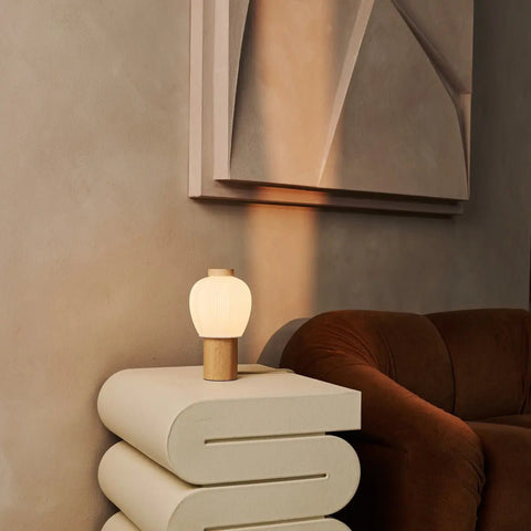 Veel lichtbruine houten lamp met mooie glazen schaduw, warme lichtlamp en uniek ontwerp