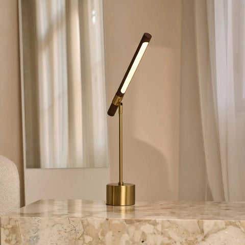 Livia goudkleurige metalen lamp met hout – verstelbare LED, Scandinavisch design voor kantoor en woonkamer