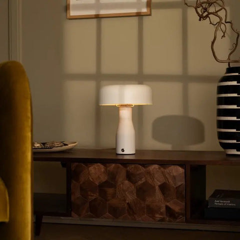 Jape witte metalen tafellamp – tijdloos design, warm licht en elegante stijl