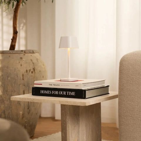 Ava witte oplaadbare tafellamp – stijlvolle, draadloze en dimbare verlichting