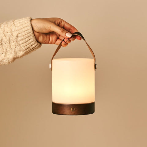 Avery donkerbruine oplaadbare houten tafellamp – draadloos en dimbaar met leren band