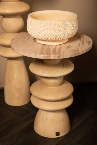 Llamada Mesa auxiliar de madera de mango natural con tapa de mármol redonda.