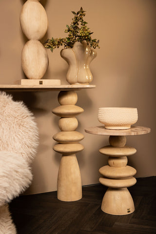 Llamada Mesa auxiliar de madera de mango natural con tapa de mármol redonda.