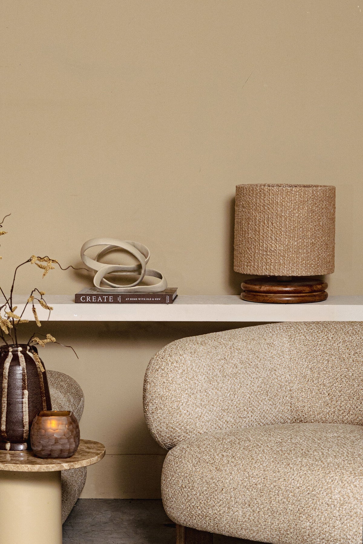 Tafellamp Devi Laag Taupe Met Houten Voet PTMD