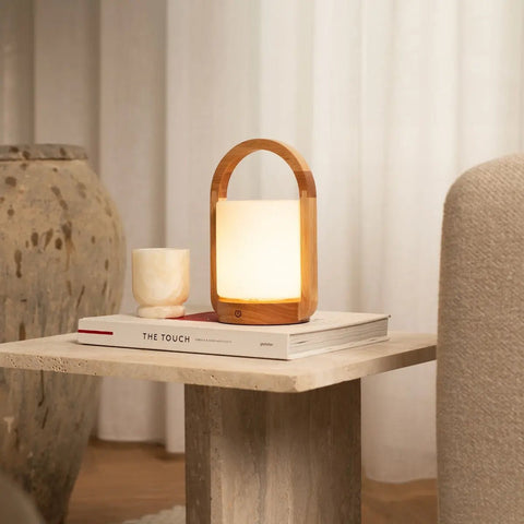 George lichtbruine houten oplaadbare lamp gecombineerd met matglas en een handvat