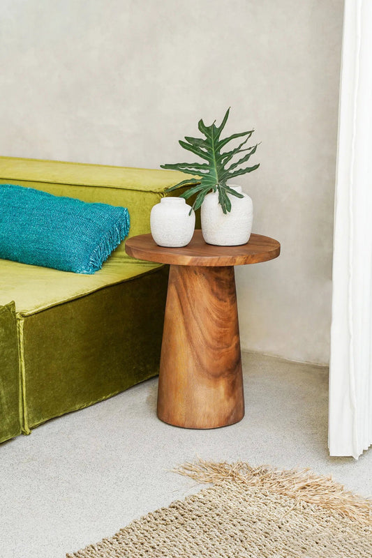 El Timber Conic Side Table - Natural - 50 se traduce como Solo.
