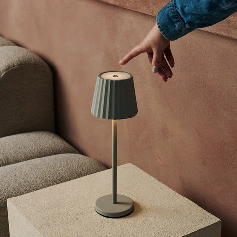 Maya Schadow Grijs geribbelde tafellamp gemaakt van ijzer - dimbare lamp en 3 lichtmodi, oplaadbaar via draadloos laadstation