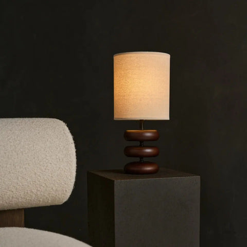 Lara donkerbruine houten tafellamp met crème linnen schaduw - rustieke woningverlichting