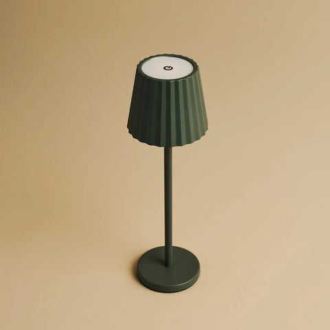 Maya olijfgroen geribbelde tafellamp gemaakt van ijzer - dimbare lamp en 3 lichtmodi, oplaadbaar via draadloos laadstation