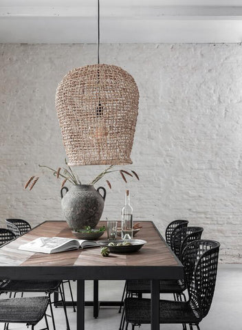 Mesa de comedor rectangular con patas en forma de cruz.