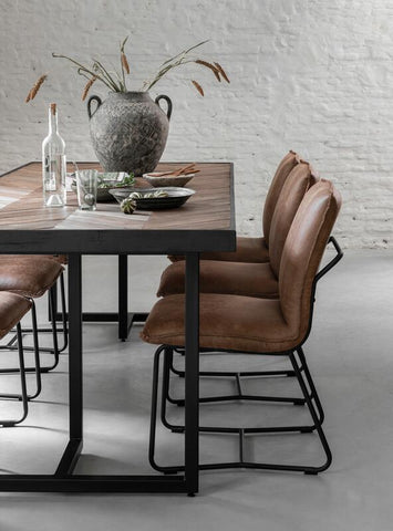 Mesa de comedor rectangular con patas en forma de cruz.