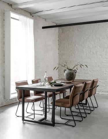 Mesa de comedor rectangular con patas en forma de cruz.