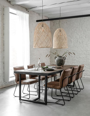 Mesa de comedor rectangular con patas en forma de cruz.