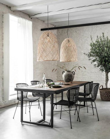 Mesa de comedor rectangular con patas en forma de cruz.