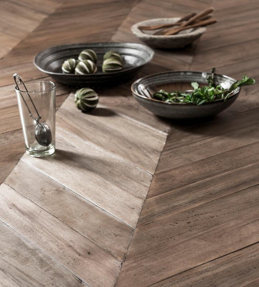Mesa de comedor rectangular con patas en forma de cruz.