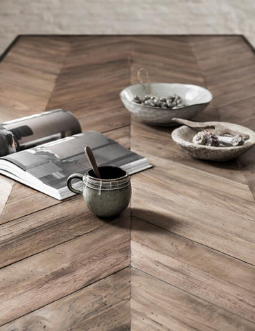 Mesa de comedor rectangular con patas en forma de cruz.