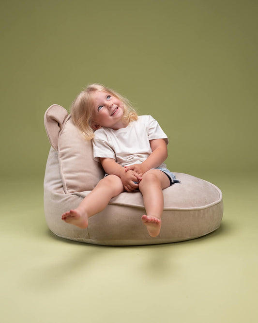 Pouf en forme d'ours beige poussiéreux
