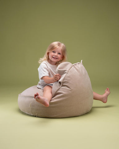 Pouf en forme d'ours beige poussiéreux
