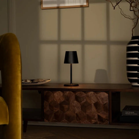 James Black oplaadbare ijzeren tafellamp – draadloos, dimbaar en elegant
