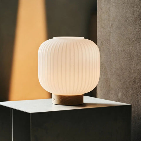 LYLA Unieke oplaadbare lamp - Frosted glas en houten basis, dimable, 3 lichte modi