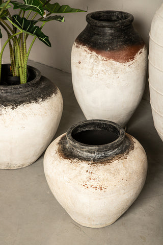 Jinsu White round GRC jar pot dark top
