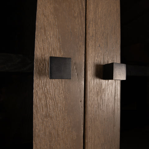 Armario de roble con 4 puertas en gris.