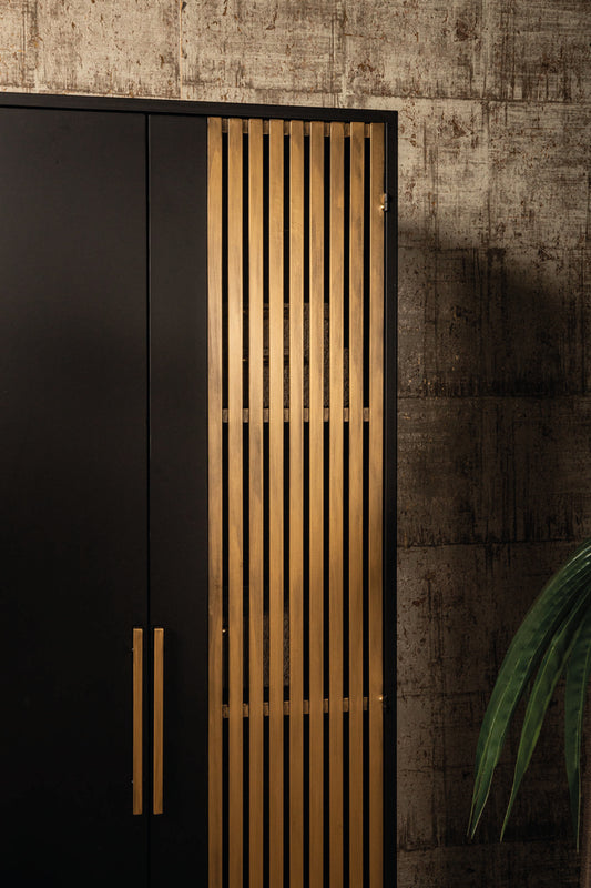 Sayan cabinet negro y dorado