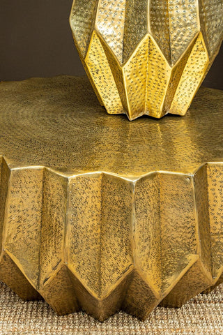 Viya Gold aluminum coffee table de baixa largura e ângulos baixos.