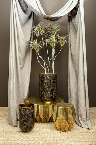 Viya Gold aluminum coffee table de baixa largura e ângulos baixos.