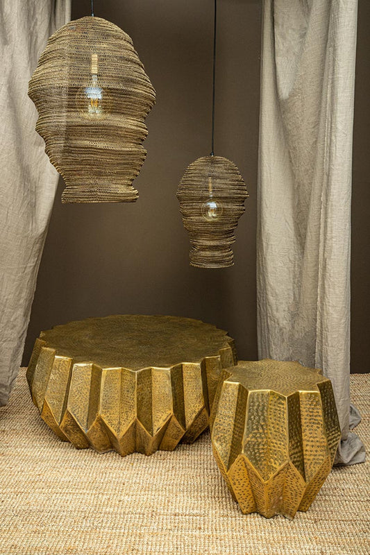 Viya Gold aluminum coffee table de baixa largura e ângulos baixos.