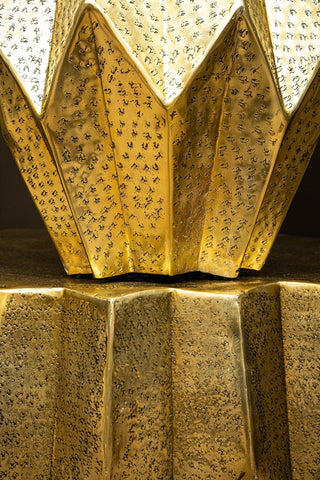 Viya Gold aluminum coffee table de baixa largura e ângulos baixos.