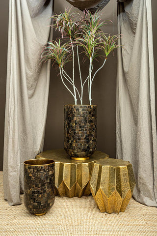 Viya Gold aluminum coffee table de baixa largura e ângulos baixos.
