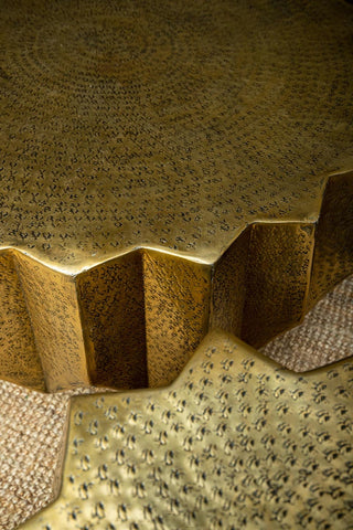Viya Gold aluminum coffee table de baixa largura e ângulos baixos.