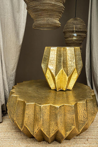 Viya Gold aluminum coffee table de baixa largura e ângulos baixos.