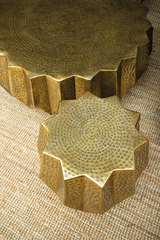 Viya Gold aluminum coffee table de baixa largura e ângulos baixos.